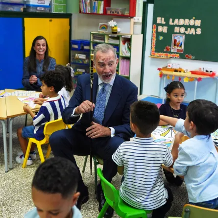  ملك إسبانيا فيليب السادس والملكة ليتيزيا مع تلاميذ مدرسة فيسنتي أليكساندري - Photo by AFP