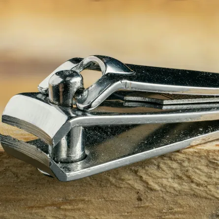 لا يكفي مسح مقص الأظافر بمنديل.. إليكِ خطوات تنظيفه الصحيحة