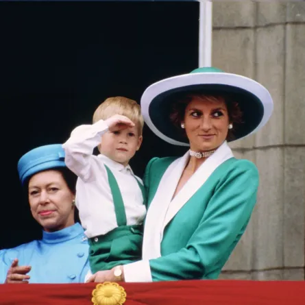 الأميرة ديانا تحمل الأمير هاري من شرفة قصر باكنغهام ( Princess Diana holding Prince Harry from the balcony of Buckingham Palace). مصدر الصورة: Tim Graham Photo Library via Getty Images