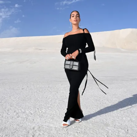 النجمة جورجينا رودريغيز Georgina Rodriguez في عرض أزياء Jacquemus -  (مصدر الصورة Pascal Le Segretain/Getty Images)