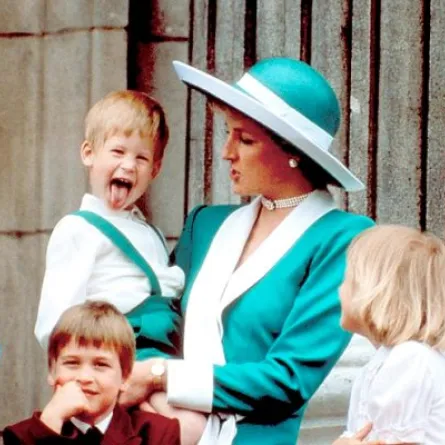 جولة مع الأميرة ديانا على طفولة الأميرين ويليام وهاري