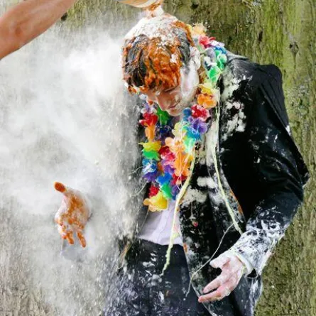 بالصور.. هكذا يحتفل طلاب جامعة OXFORD بانتهاء الدراسة