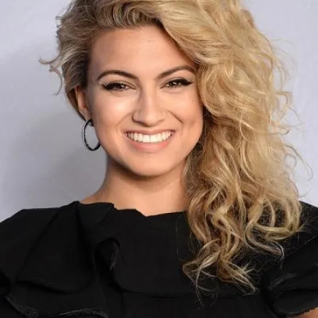 تسريحات ومكياج النجمات في Europe Music Awards