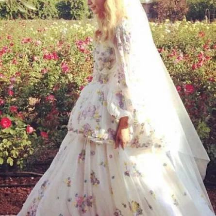 عارضات الأزياء يعشقن الغرابة والأسلوب المريح يوم زفافهن