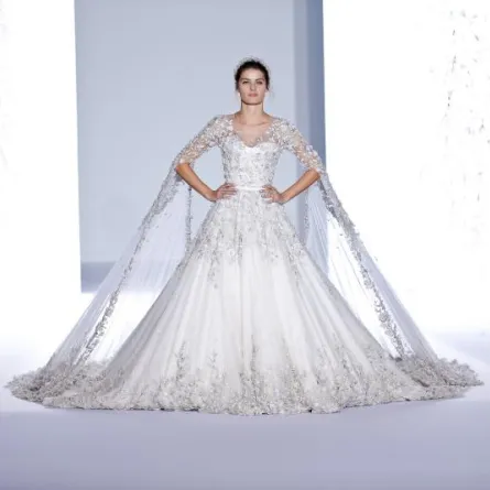 فخامة فساتين الزفاف تطغى على عروض أسبوع باريس للموضة