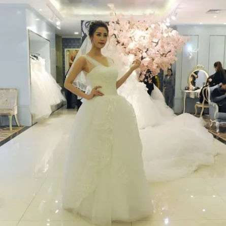 عروس صينية ترتدي أطول ذيل لفستان زفاف!