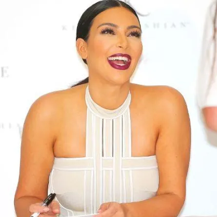 15 صورة تظهر ابتسامة كيم كارداشيان المشرقة