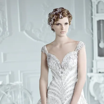 مجموعة فساتين زفاف مرصّعة بالـ Swarovski