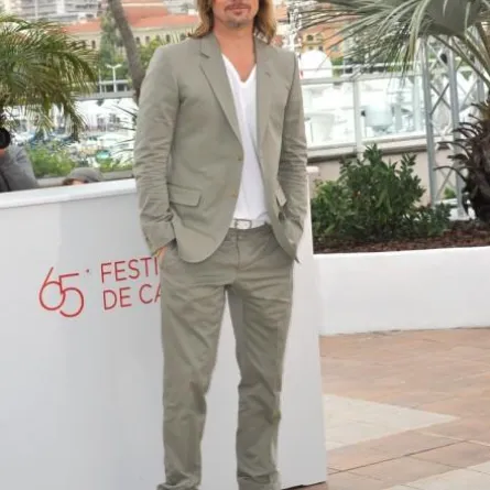 إطلالات براد بيت الكلاسيكية تزيده أناقة