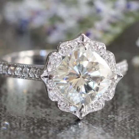 خواتم زفاف بأحجار على شكل وردة