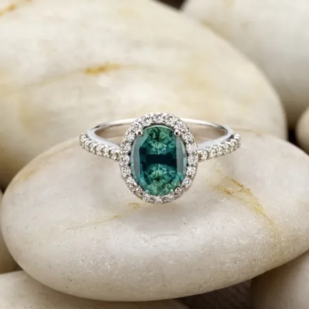 خواتم الخطوبة الملونة للعروس المرحة