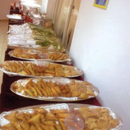 في حائل أول مديرة مدرسة تجمع بين مجالها التربوي وتحضير المأكولات