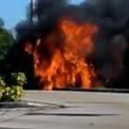 أمريكي يفاجأ بشاحنته تحترق على الهواء مباشرة
