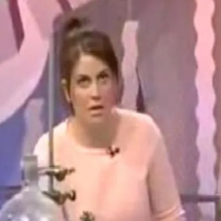 مذيعة ينقطع نفسها في محاضرة عن الأوكسجين