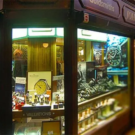 لص مجوهرات مسلّح يتعرّض لنوبة قلبية