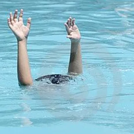 أم تنام فتتسبب بمقتل ولديها في المغطس