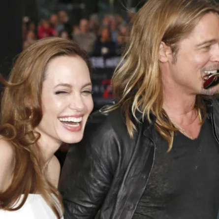 Brad Pitt يهدي Angelina Jolie قلادة تعطي الدفء