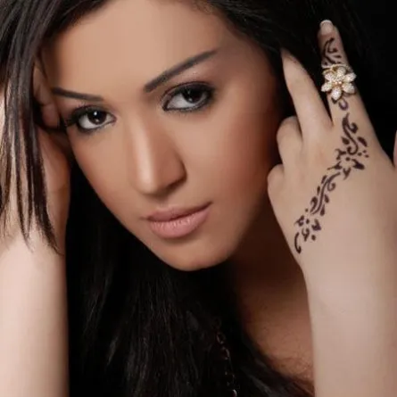 أسماء لمنور تربط معدتها