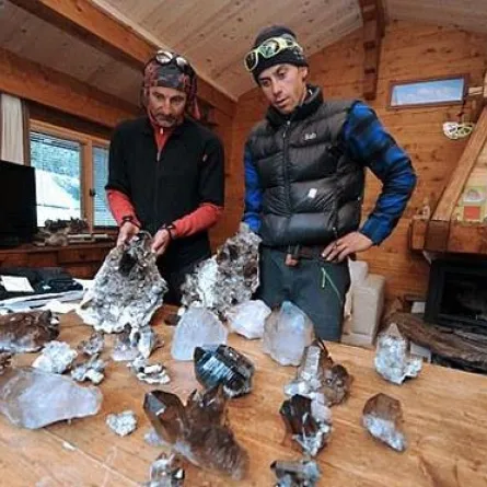 متسلق فرنسي لجبال الألب يعثر على صندوق مجوهرات