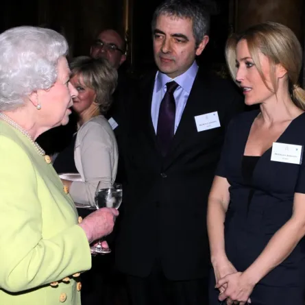 الملكة Elizabeth تقلّد Mr. Bean وسام الإمبراطورية البريطانية