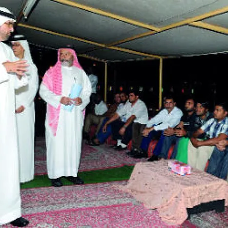 بلدية دبي ترفه عمالها