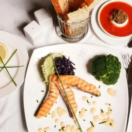 إشوي السلمون مع البروكولي والملفوف