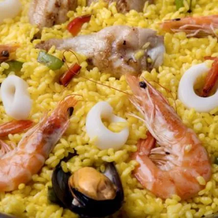 "البايلّلا" مع ثمار البحر والشومر