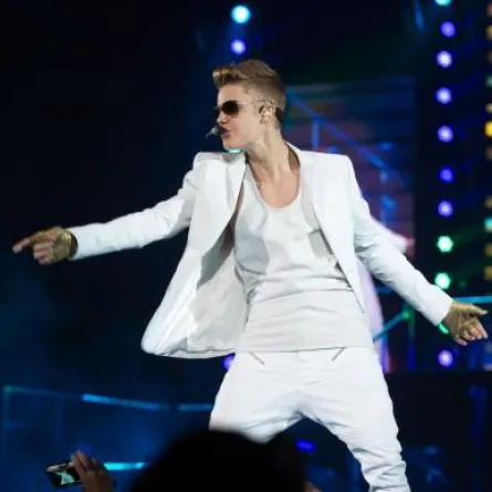 صور جديدة لجاستن بيبر يُدخّن الحشيشة