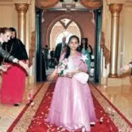 طفلة مصابة بسرطان الدم تتحول إلى أميرة في الإمارات