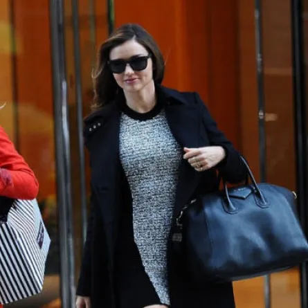 ما هي الحقيبة التي لا تُفارق ميراندا كير؟