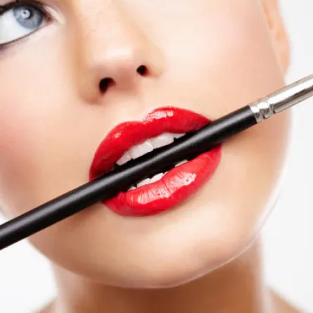 ما هي ألوان أحمر الشفاه التي تبيّض أسنانك؟