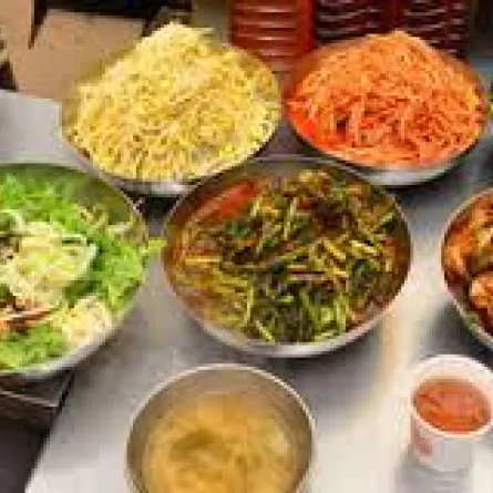 احذري.. المكسرات والسكريات تفاقم «حبِّ الشباب»!