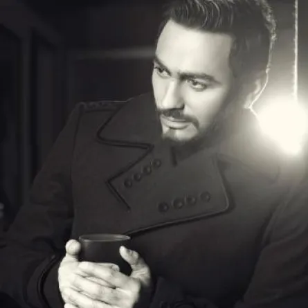 لماذا ترك تامر حسني زوجته وحيدة في أميركا؟