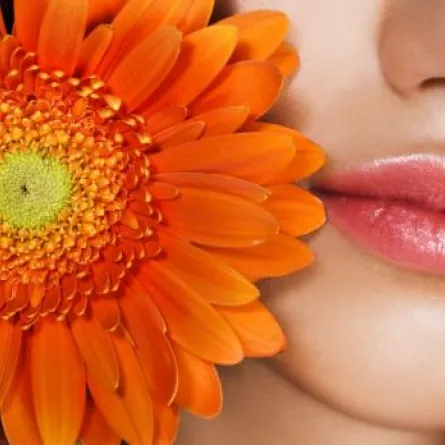 كيف تكبرين شفتيك بأحمر الشفاه؟