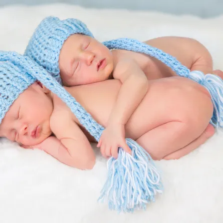 ولادة نادرة لتوأمين في الخبر