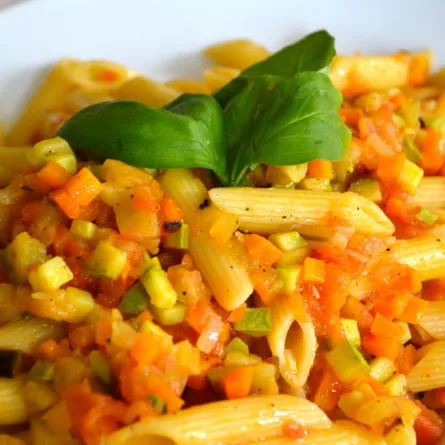 "بيني" مع الخضراوات وصلصة الطماطم