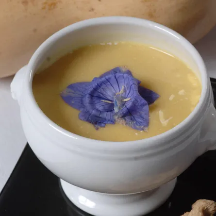 حساء القرع الأصفر مع الزنجبيل