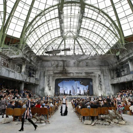 هيفاء وريهانا وديكور خارج عن المألوف في عرض Chanel