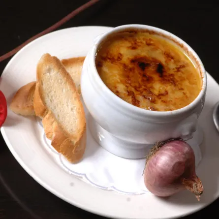 حساء البصل المحمّر