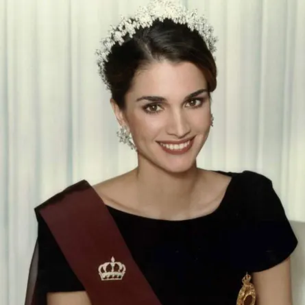 استوحي من الأميرات تاج زفافك