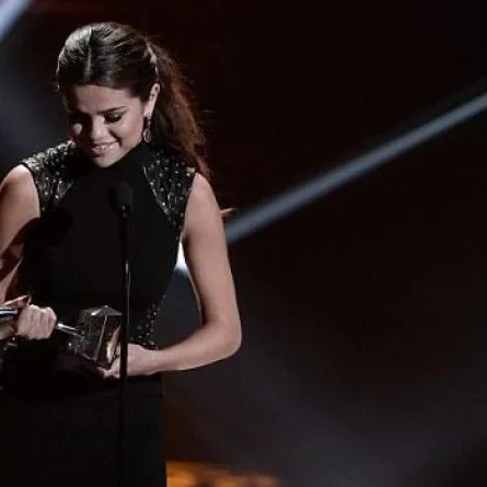 Selena Gomez نجمة حفل Young Hollywood Awards