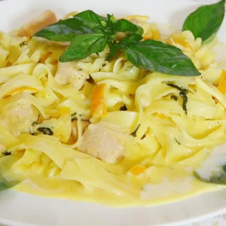 "فيتوتشيني" مع صلصة البرتقال والكريما