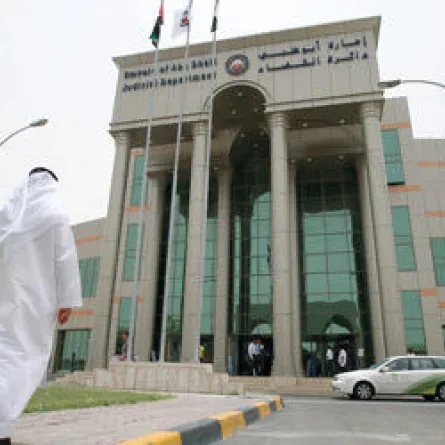 أب يطالب بإسقاط حضانة طليقته لارتيادها أماكن الرقص