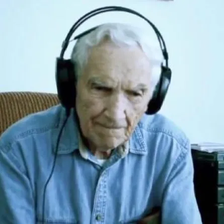 تسعيني يغني لزوجته المتوفاة