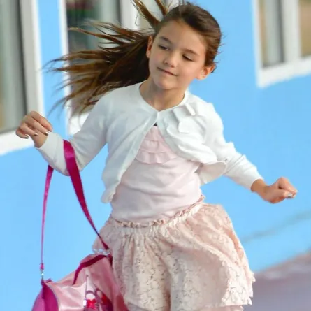 الطفلة الأشهر في هوليوود تكسر ذراعها