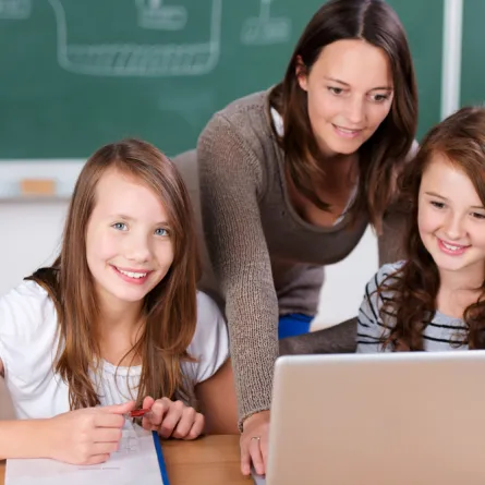 5 أسرار عن علاقة الطالبة بمعلمتها!