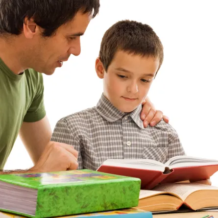 كيف ترشد ابنك المراهق لأداء واجباته المدرسيَّة؟