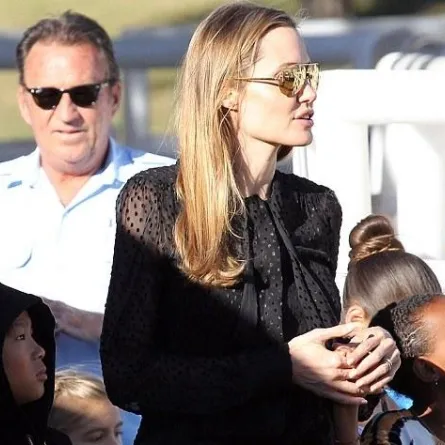 Angelina Jolie تثير إشاعة زواجها.. بخاتم