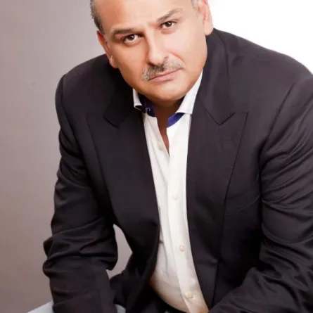 بعد تخلّفه عن حضور جنازتها جمال سليمان يطلب السماح من والدته