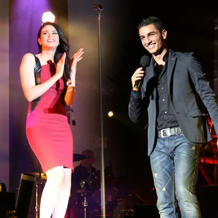 سلمى رشيد أوقفت الفرقة الموسيقية عن العزف ومحمد عساف يستقبل الهدايا